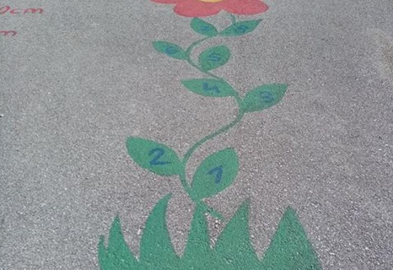Dio oslikanog poligona za djecu u mjestu Podgorani - Mostarska slikarica: Želim gradu pokloniti dječiji poligon za razvijanje motoričkih sposbnosti